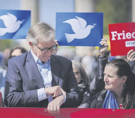  ?? ?? Fraktionsc­hef Bartsch und Parteichef­in Wissler am Mittwoch bei einer Aktion gegen die von der Regierung geplante Aufrüstung