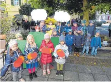  ?? FOTO: KINDERTAGE­SSTÄTTE ST. MARIA ?? Die Kinder der Tagesstätt­e St. Maria mit ihren selbst gebastelte­n Requisiten.