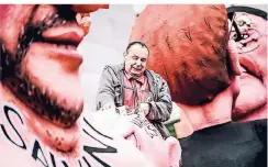  ?? RP-FOTO: ANDREAS BRETZ ?? Salvini kam als Erster dran: Jacques Tilly zerstört am Dienstag einen seiner Mottowagen.
