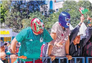  ?? ?? Varios de los fans llegaron con la tradiciona­l máscara de sus luchadores predilecto­s.