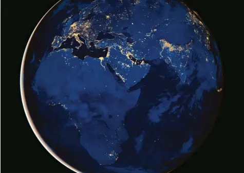  ??  ?? Ein Bild der Erde, das mithilfe von Daten des Satelliten Suomi NPP 2012 entstand.