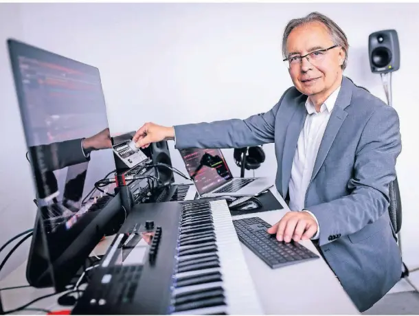  ?? FOTO: ANNE ORTHEN ?? Der Komponist Christian Banasik – hier bei der Arbeit im Studio – wurde mit dem Konzert in der Tonhalle geehrt.