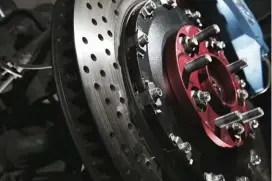  ?? ?? 圖中這種煞車中心盤與­外盤的結合方式，就是正統的浮動式碟盤。