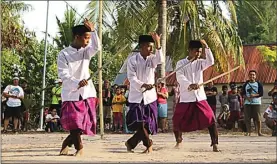  ??  ?? LISVI NAILATI PADLILAH/JAWA POS MANCAK PADANG: Atraksi silat khas suku Bajo yang diperagaka­n pada Festival Bajau di Selayar, Sulsel.