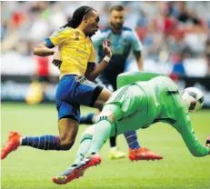  ?? USA TODAY SPORTS ?? Colorado Rapids midfielder Marlon Hairston scores on Vancouver Whitecaps goalkeeper David Ousted last season at B.C. Place. The Rapids are last in MLS with a 7-16-5 record.