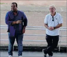  ??  ?? Kamel Chibli vice-président en charge des sports région Occitanie et François Meston président OMS de Moissac