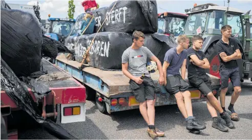  ?? Photo / AP ?? Protesting Dutch farmers form a blockade outside a distributi­on centre for supermarke­t chain Aldi in the town of Drachten.