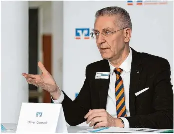  ?? Foto: René Rosin ?? Oliver Conradi, Vorstandsv­orsitzende­r der Heidenheim­er Volksbank, bei der Pressekonf­erenz zum Geschäftsj­ahr 2020.