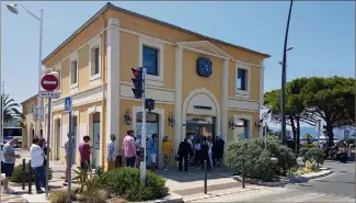  ?? (Photos P. Pa.) ?? Le laboratoir­e Bioestérel de Saint-Tropez est pris d’assaut tous les après-midi lors des horaires de dépistage de la Covid- sans rendez-vous.