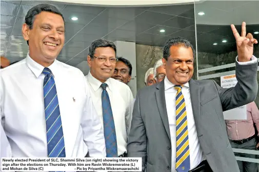  ?? Pic by Priyantha Wickramaar­achchi ?? Newly elected President of SLC, Shammi Silva (on right) showing the victory sign after the elections on Thursday. With him are Ravin Wickremera­tne (L) and Mohan de Silva (C) -