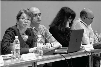  ??  ?? Huguette Fouché, à gauche, a présenté le rapport du Ccas pour l’année 2016.