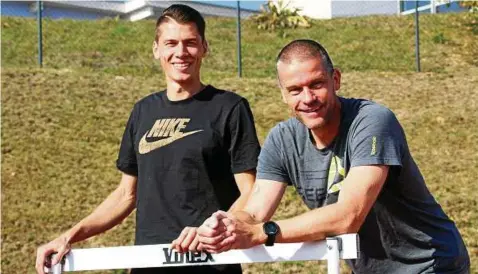  ?? Foto: Andreas Rabel ?? Der Geraer Hürdenspri­nter Erik Balnuweit (links) trainiert seit Anfang des Monats bei Falk Balzer in Bad Lobenstein.