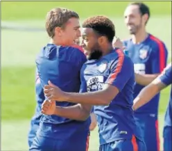  ??  ?? ATLÉTICO. Lemar y Griezmann celebran un gol en un entrenamie­nto.