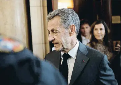  ?? KEIVIT TESSIER / Reuters ?? Sarkozy saliendo ayer del Tribunal de Apelación de París