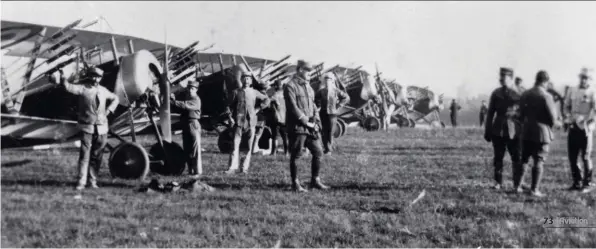  ??  ?? Alignement des huit Nieuport 16 utilisés le 22 mai 1916 lors du raid anti-Drachen dans la région de Verdun.
Ils sont équipés de fusées Le Prieur.