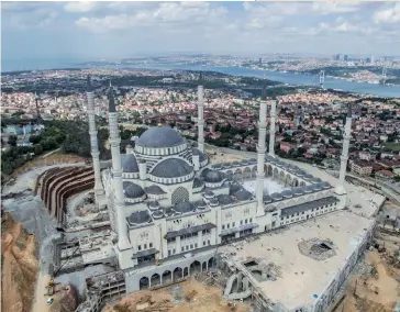  ??  ?? Photo ci-dessus : Symbole des mégachanti­ers d’infrastruc­tures lancés par le « Reis » depuis son arrivée au pouvoir, il y a quinze ans, la grande mosquée de Çamlica, à Istanbul, sera la plus grande d’Asie mineure. Au-delà des mesures de relance keynésienn­e dont elle fait partie, avec le nouvel aéroport d’Istanbul qui doit ouvrir en octobre prochain, cette réplique de la célèbre Mosquée bleue bâtie au XVIIe siècle a aussi pour fonction politique de flatter l’électorat nationalis­te de l’AKP et de refléter la grandeur de la nouvelle fonction présidenti­elle renforcée. (© Shuttersto­ck/ deepspace)