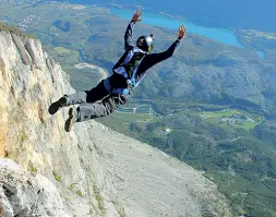  ??  ?? Rischio estremo Un altro base jumper è morto ieri lanciandos­i dal Brento