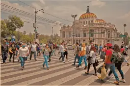  ?? Foto ee: hugo salazar ?? A tres días de que se decretara el semáforo naranja, consumidor­es atiborran el centro histórico de la capital; además, el tránsito de coches aumentó.