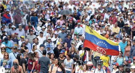  ??  ?? 1. Des milliers de personnes ont répondu hier à l’appel de l’opposition et sont descendues dans les rues de Caracas pour protester contre l’inaugurati­on de l’Assemblée constituan­te. 2. La motocyclet­te d’un garde national a été incendiée par des manifestan­ts lors de heurts avec les forces de l’ordre. 3. Les 546 membres du nouveau « super pouvoir » ont prêté serment, hier, au Congrès. PHOTOS AFP 1