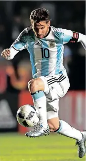  ?? ?? ARGENTINA’S forward Lionel Messi controls the ball during a friendly football match against Honduras. | EITAN ABRAMOVICH AFP