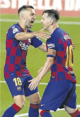  ?? EFE / ALBERTO ESTÉVEZ ?? Jordi
Alba y Leo Messi celebran el gol del argentino, ayer.