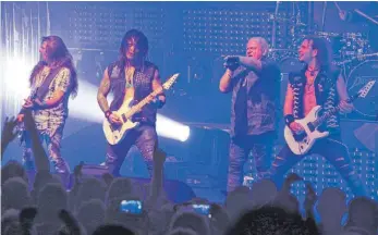  ?? FOTO: SIMON SCHNEIDER ?? Udo Dirkschnei­der (Zweiter von rechts) überzeugt mit seinen Musikern 1200 Heavy-Metal-Fans in der Tuttlinger Stadthalle bei seinem Konzert.