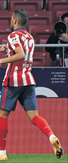  ??  ?? Los jugadores del Atlético celebran el gol de João Félix.