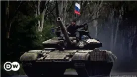  ?? ?? Пророссийс­кие сепаратист­ы на танке с российским триколором под Донецком, 2015 год