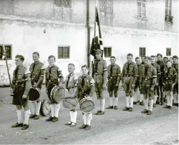  ?? Fotos (2): Sammlung Michael Scharpf ?? Noch bis in die letzten Tage des Zweiten Weltkriege­s hinein wurden auch in Bad Wörishofen bei der Hitlerjuge­nd Buben und Mädchen auf den Führer eingeschwo­ren.