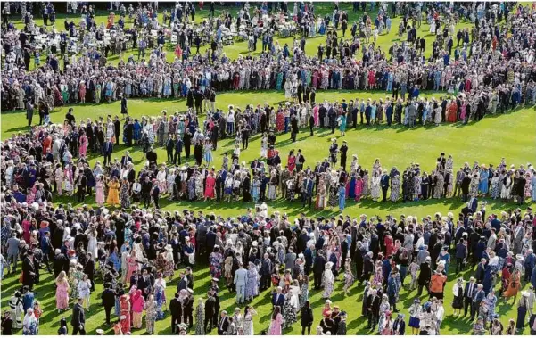  ?? Foto: Stefan Rousseau/pa Wire/dpa ?? Hunderte Menschen nahmen an einer königliche­n Gartenpart­y im Buckingham Palast teil.