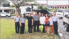  ??  ?? Janet (fourth right) and her team during the site inspection on Ling Kai Cheng roundabout.