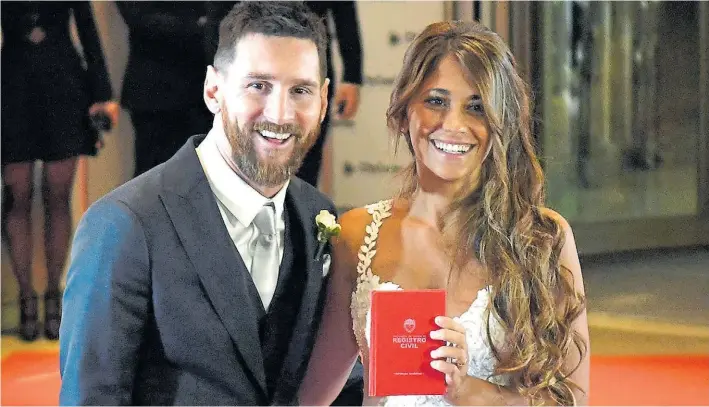  ?? ALEJANDRO GUERRERO ?? Las mejores sonrisas. Lionel Messi y Antonela Roccuzzo muestran su inmensa alegría y la libreta de casados. A las 9 de la noche posaron para los fotógrafos.