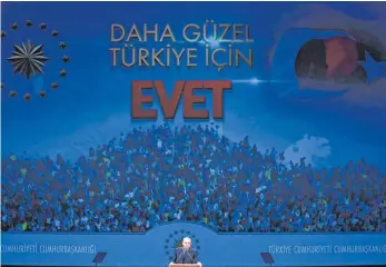 ?? FOTO: DPA ?? Auch am Mittwoch war der türkische Präsident Recep Tayyip Erdogan wieder unterwegs, wie hier in Ankara, um für „Evet“(„Ja“) zu seinem Präsidials­ystem zu werben.
