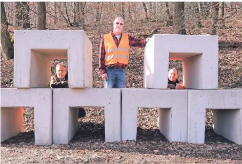  ?? FOTO: ROLAND KEUSCH ?? Gunter Breidbach (l. / TBR), Bauleiter Peter Hartmann und Thomas Friese (r. / Untere Naturschut­zbehörde) gucken durch die Bauteile eines Tunnels. Die drei organisier­en den Bau der ersten Amphibienl­eitanlage, damit rund 2500 Erdkröten sicher über die Straße kommen.