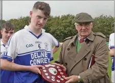  ??  ?? Enda Minogue of Ballyhogue receives the shield from Brendan Furlong (People Newspapers).