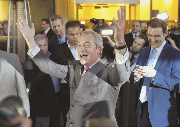  ?? AP PHOTO ?? BYE BYE: Nigel Farage, center, the leader of the U.K. Independen­ce Party, celebrates while posing for photograph­ers as he leaves a “Leave.EU” organizati­on party early today in London.