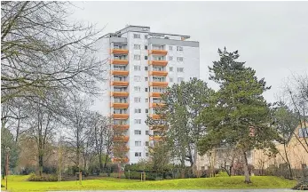  ?? FOTO: ELKE OBSER ?? Was tun, wenn es im Hochhaus Corona-Fälle gibt, wie hier in der Unteren Breite? Die Betroffene­n müssen auf jeden Fall in ihrer Wohnung bleiben und dürfen nicht mit dem Aufzug fahren.