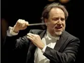  ??  ?? Sul podio Riccardo Chailly, 63 anni, è nato a Milano. Dirigerà «La fanciulla del West» alla Scala