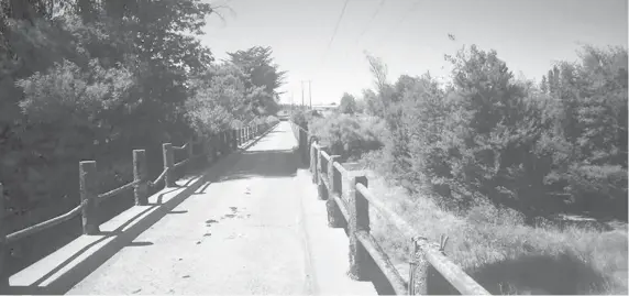  ??  ?? EL ACTUAL PUENTE sobre el río Bureo no reúne las condicione­s de seguridad para el tránsito vehicular.