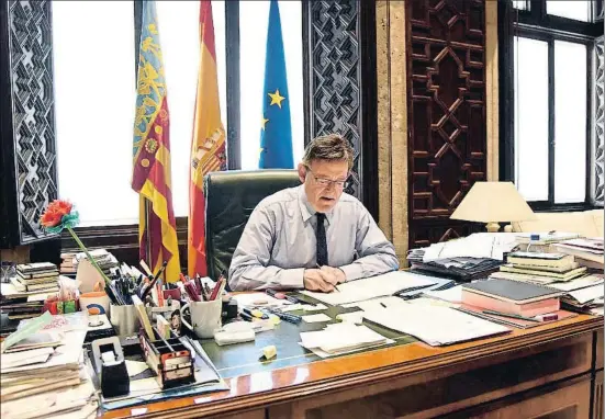  ?? DANIEL GARCIA-SALA ?? El president de la Generalita­t Valenciana, Ximo Puig, treballant al despatx