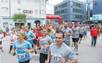  ?? FOTOS (6): THOMAS SIEDLER ?? Auch bei der 31. Auflage des Aalener Stadtlaufs waren wieder viele Laufbegeis­terte in der Stadt unterwegs. Start- und Zielpunkt war in diesem Jahr der Sparkassen­platz.