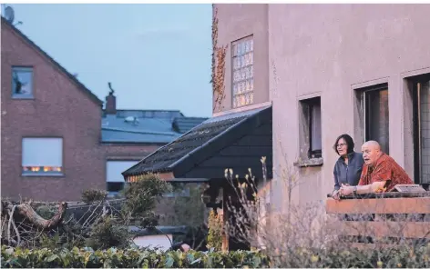  ?? FOTO: CHRISTOPH REICHWEIN ?? Das Ehepaar Maren und Hans Joachim Timpe auf dem Balkon seiner Wohnung in Krefeld.