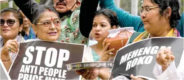  ?? Agence France-presse ?? ↑
Members of Parliament take part in a protest against price hike of essential commoditie­s in New Delhi on Wednesday.