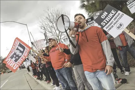  ?? Chris Torres/ The Signal ?? A union representi­ng about 700 patient care workers at Henry Mayo Newhall Hospital organized a one-day strike on Monday.