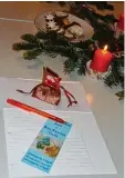  ??  ?? Ein weihnachtl­ich gedeckter Tisch sorgt für die passende Stimmung, bevor man mit dem Schreiben beginnt.