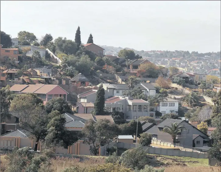  ??  ?? Top-end homes, with views across Joburg south, sell for up to R3.5 million in the Oakdene area. PICTURES: SIMPHIWE MBOKAZI/AFRICAN NEWS AGENCY/ANA 4