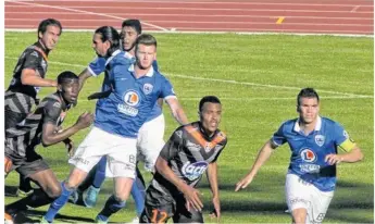  ??  ?? Le 6 juillet, Maxence Derrien et ses coéquipier­s avaient accroché le stade Lavallois sur la pelouse de Fenouilllè­re en match amical.