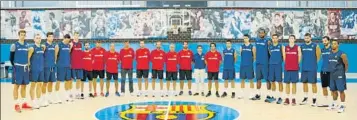  ?? FOTOS: FC BARCELONA ?? Fútbol y Baloncesto del FC Barcelona guardaron sendos minutos de silencio antes de empezar el trabajo