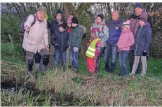  ?? FOTO: SCHÜTZ ?? Natur-Schul-Leiter Jörg Liesendahl (l.) bei einer Nachtwande­rung.