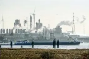  ?? FOTO HOLLANDSE HOOGTE / PETER HILZ ?? Chemiebedr­ijf Ineos breidt zijn activiteit­en in de Antwerpse haven verder uit.